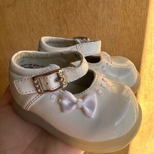 Charming kid connection white Baby Mary Jane sandals with Bow and Buckle Size 1